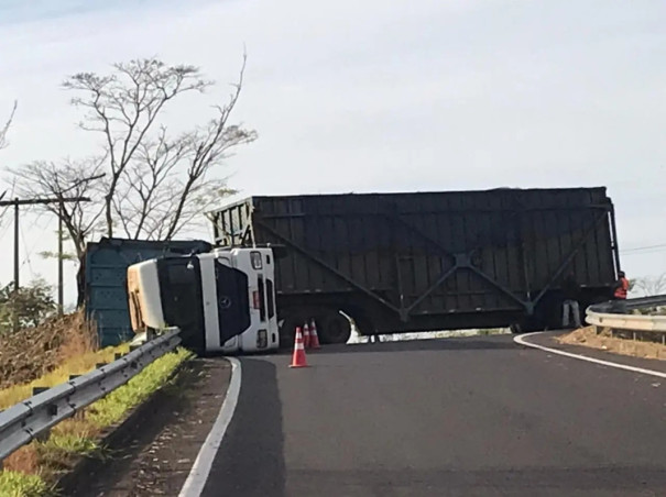 Flórida: Carregado com cana, caminhão tomba no viaduto da SP-294