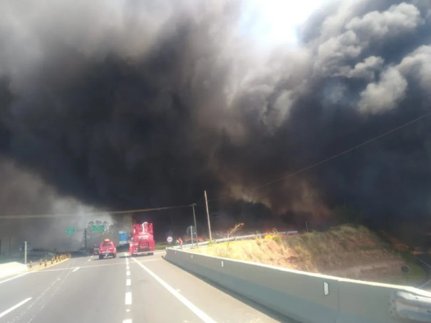 Fumaça causada por incêndio de grandes proporções encobre trechos das rodovias Assis Chateaubriand e Raposo Tavares, em Presidente Prudente