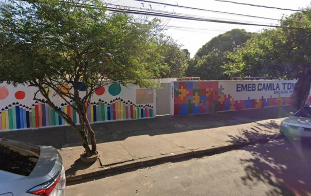 Menino entregue a desconhecido em saída de creche foi encontrado pela mãe após duas horas: 'Coração apertado'