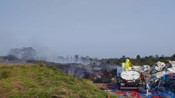 Em menos de 48 horas, incêndio volta a atingir depósito de recicláveis às margens da Rodovia Assis Chateaubriand