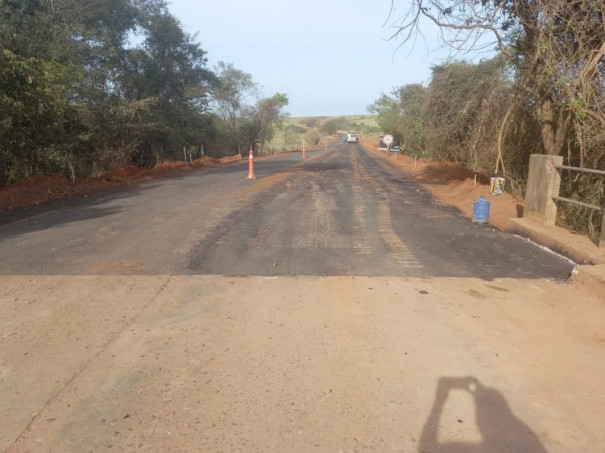 Pavimentação da vicinal Prudente/Ameliópolis chega ao rio do Peixe na divisa com Flórida