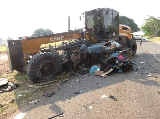 Batida entre carro e máquina motoniveladora mata motorista em estrada vicinal em Dracena