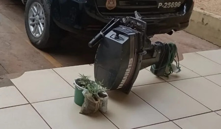 Dupla Ã© presa em flagrante apÃ³s furtar motor de popa, em Panorama; pÃ©s de maconha tambÃ©m sÃ£o apreendidos