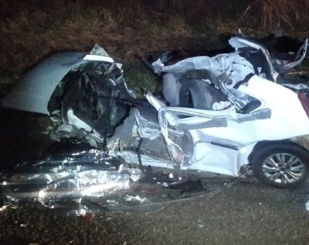 Idoso morre apÃ³s bater carro contra dois caminhÃµes na Rodovia da IntegraÃ§Ã£o, em Monte Castelo