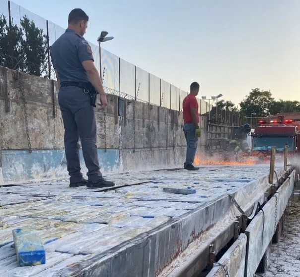 Dois paraguaios so presos com mais de 3 toneladas de maconha escondidas em fundo falso de carreta, em Narandiba