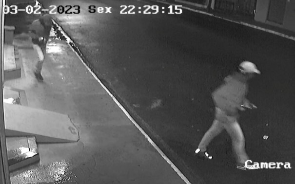 Dupla rouba garrafas de u�sque e dinheiro de com�rcio em Quat� 