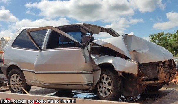 Ve�culo bate em �rvore na vicinal que liga Tup� a Bastos e Quat�