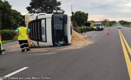 Carreta com carga de farelo amendoim tomba no trevo de Iacri na SP-294