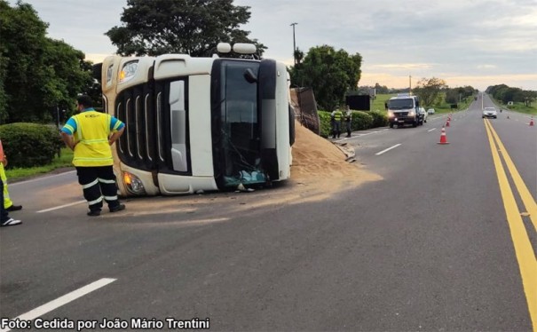 Carreta com carga de farelo amendoim tomba no trevo de Iacri na SP-294