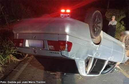 Árvore caída provoca capotamento na vicinal Bastos - Tupã