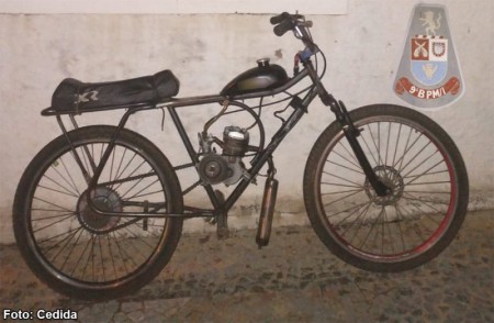 Polícia militar de Iacri recolhe bicicleta motorizada irregular