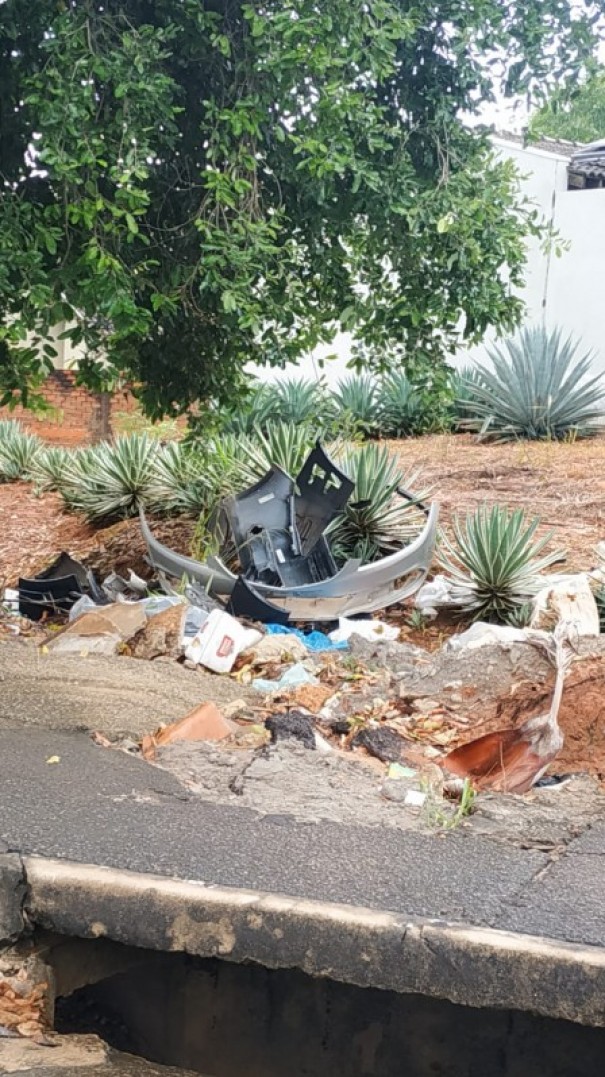 Voc� Rep�rter: Morador reclama de ac�mulo de lixo sobre a cal�ada pr�ximo ao Conjunto Esportivo em OC