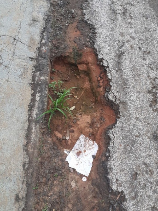 Voc� Rep�rter: Moradores do Bairro Monte L�bano reclamam de buracos na rua