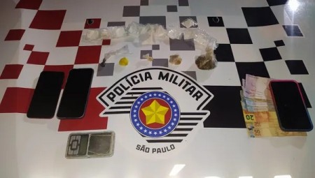 Com porções de crack, cocaína e maconha, adolescente de 16 anos é apreendido por tráfico de drogas, em Osvaldo Cruz