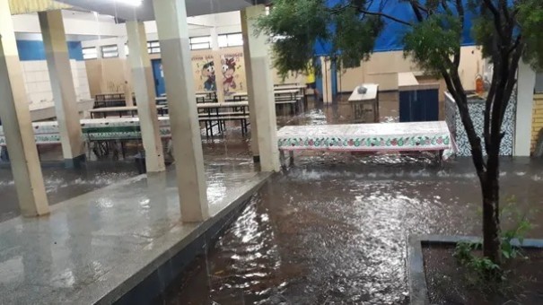 Temporal alaga resid�ncias e escola municipal na Vila Alegrete, em Martin�polis