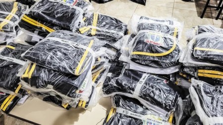 Salmourão: Educação realiza entrega de uniformes para alunos da rede municipal