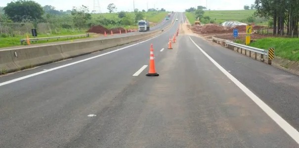 Trecho da Rodovia Raposo Tavares continua parcialmente interditado ap�s uma semana da nova invas�o de lama, em Presidente Venceslau