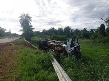 Homem morre vítima de colisão frontal entre caminhão e carro na Rodovia Arlindo Béttio, em Teodoro Sampaio