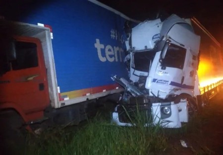 Dois caminhões colidem na Rodovia Arlindo Bettio, em Teodoro Sampaio