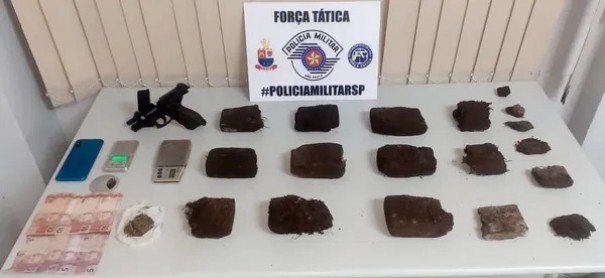 Ap�s atitude suspeita, homem � preso com 12 tijolos de maconha e simulacro de arma de fogo, em Presidente Prudente