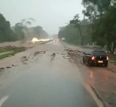 Trecho da Rodovia Comandante João Ribeiro de Barros é interditado por causa de alagamento em Junqueirópolis