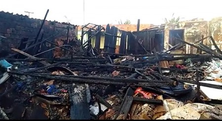 Incêndio destrói casa de madeira na Vila Barros e morador acamado é salvo, em Dracena