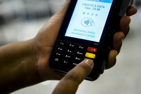 Juros do cartão de crédito rotativo têm nova alta e passa de 411% ao ano