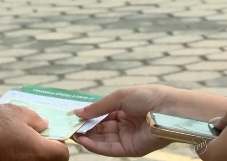 Tarcísio sanciona projeto de bolsonaristas contra cartão de vacinação, mas veta punição