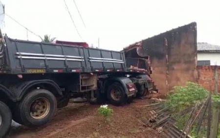 Carreta invade imóvel durante perseguição policial em Marília