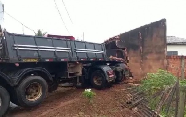 Carreta invade im�vel durante persegui��o policial em Mar�lia