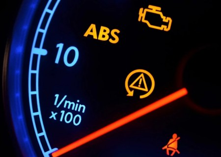 Na viagem de carnaval, motorista deve ficar atento às luzes do painel do veículo