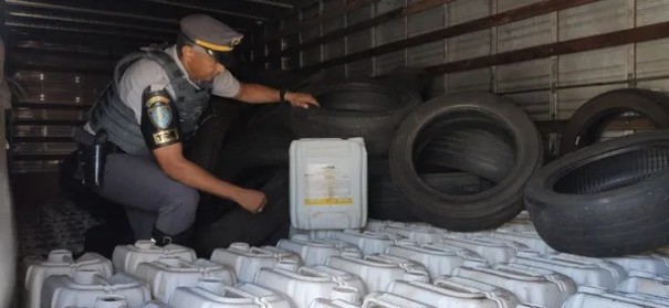 Homem � preso com 10 mil litros de defensivos agr�colas do Paraguai na Rodovia Raposo Tavares, em Presidente Prudente