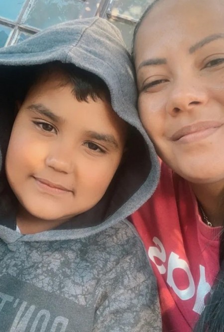 Mãe de menino que morreu após se engasgar com chiclete relembra desespero: 'Não sabia o que fazer'