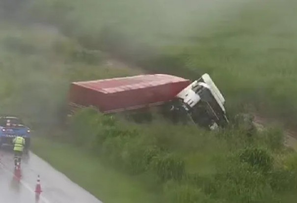 Carreta tomba e motorista fica ferido na Rodovia Assis Chateaubriand, em Parapu�