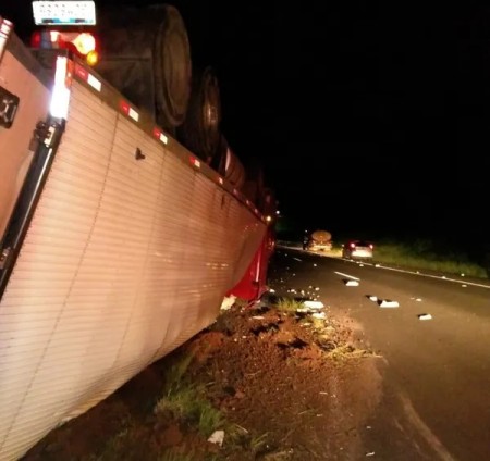 Caminhão tomba na Rodovia Raposo Tavares e parte da pista é interditada, em Regente Feijó