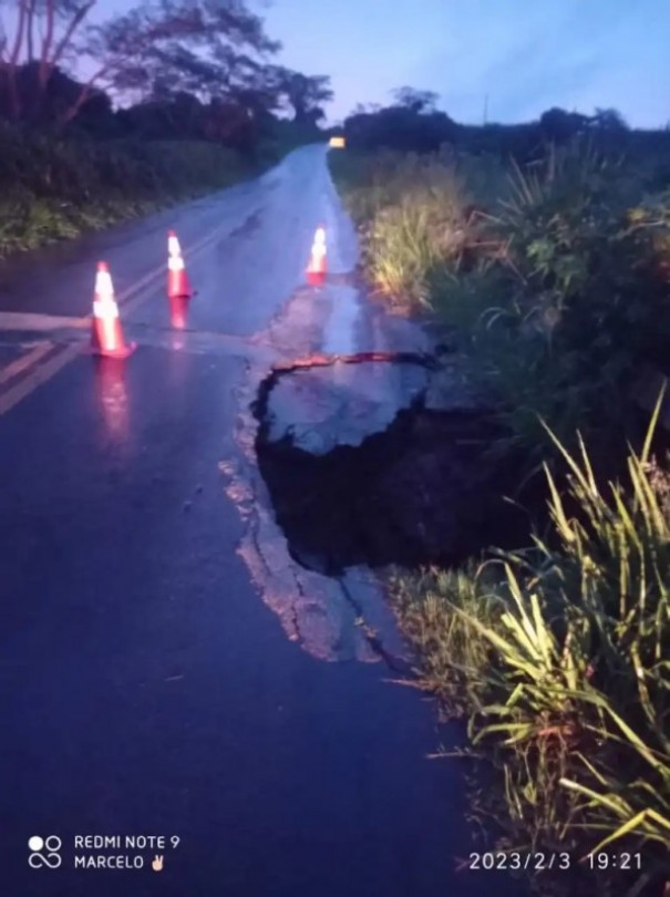 Perigo! Chuvas levam parte da pista pr�ximo da antiga usina em Fl�rida Paulista