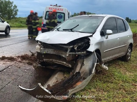 Veículo se choca contra barranco na SP-294 em Flórida Paulista