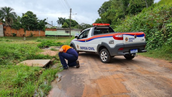 Defesa Civil de OC vistoria bocas de lobo na Vila Esperan�a para evitar enchentes