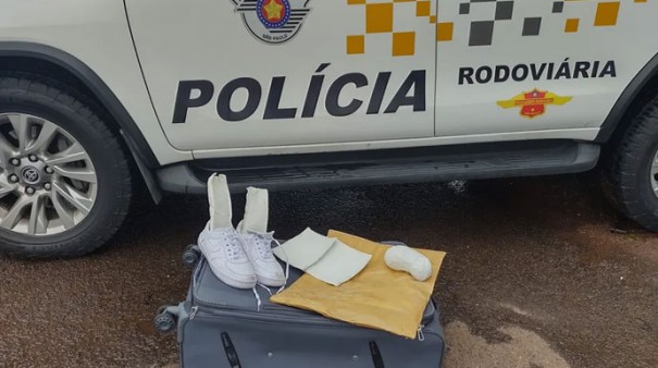 Jovem boliviano � preso no interior de SP com pasta base de coca�na escondida na sola do t�nis