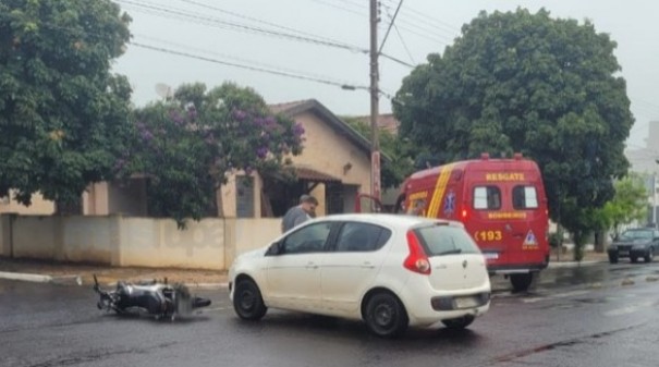 Motociclista fica ferida em acidente no centro de Tup�