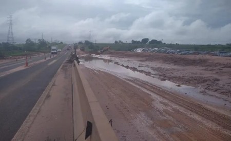 Rodovia Raposo Tavares segue interditada em trecho atingido por lama e limpeza entra no terceiro dia consecutivo