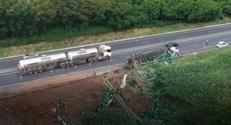 Caminhão tomba e espalha carga de cerveja no acostamento da SP-294 em Marília
