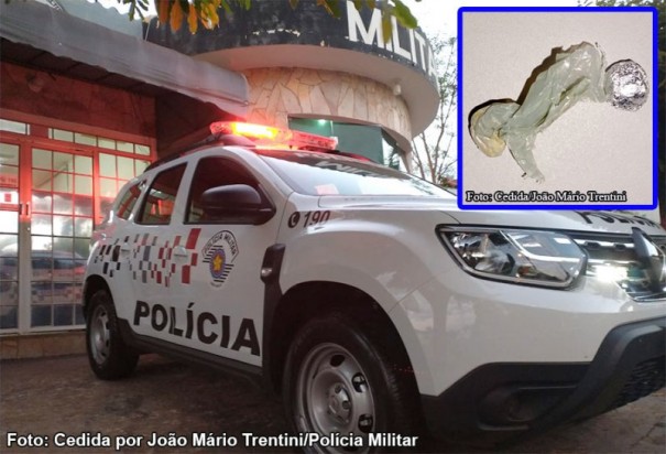 Pol�cia militar de Iacri apreende por��es de crack com usu�rio