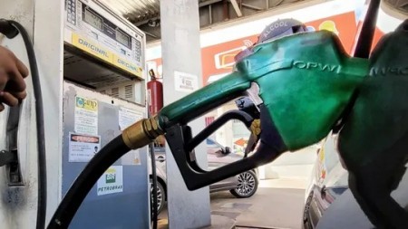 Isenção da gasolina dura só até fevereiro; decisão definitiva depende de política de preços da Petrobras