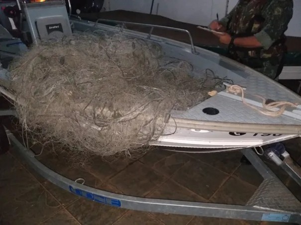 400 metros de redes de pesca irregulares s�o apreendidas no Rio Paran�, em Paulic�ia