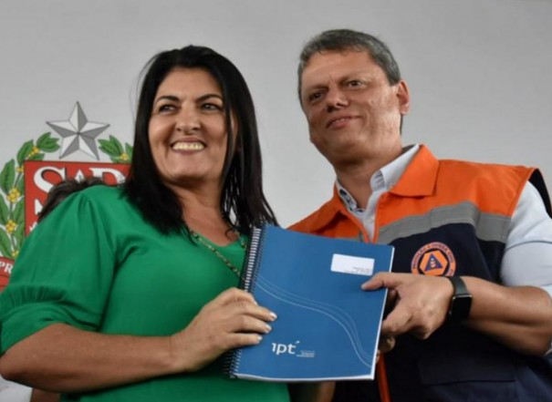 Documento entregue pelo Governador Tarc�sio � Prefeita Vera � fundamental para enfrentamento �s enchentes 