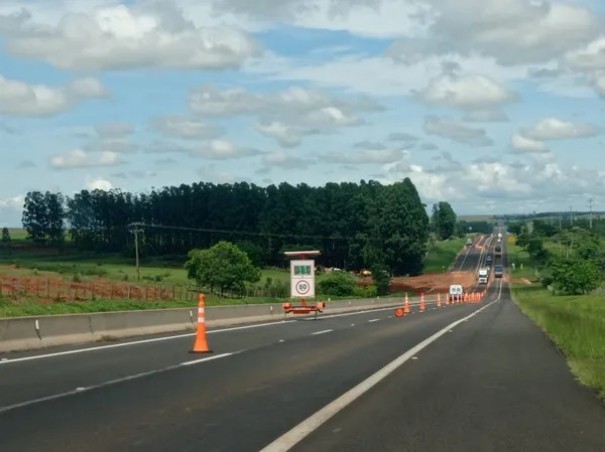 Ap�s invas�o de lama, Rodovia Raposo Tavares segue com interdi��o e desvio, em Caiu�