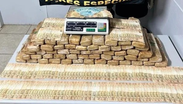 Com mais de R$ 12 mil e 55 tabletes de maconha, dois homens s�o presos por tr�fico de drogas, em Presidente Prudente