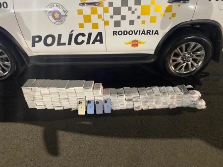 Homem é preso com centenas de smartphones e R$ 17,4 mil após tentativa de suborno em Ourinhos