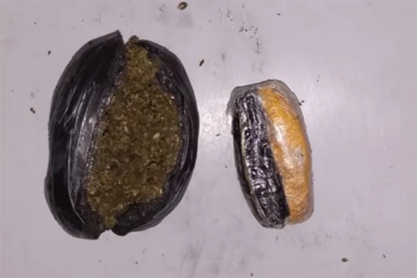 Com droga no corpo, mulher � flagrada por policiais penais na entrada da Penitenci�ria de Junqueir�polis